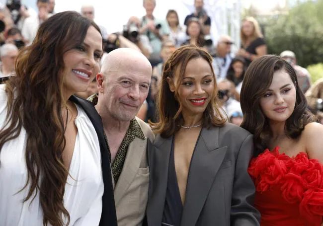 Karla Sofía Gascón junto a Jacques Audiard, Zoe Saldaña y Selena Gómez en Cannes.