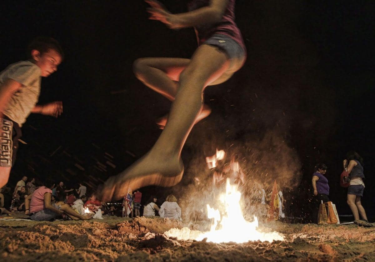 Elche mantiene la prohibición de encender hogueras en las playas en la noche de San Juan