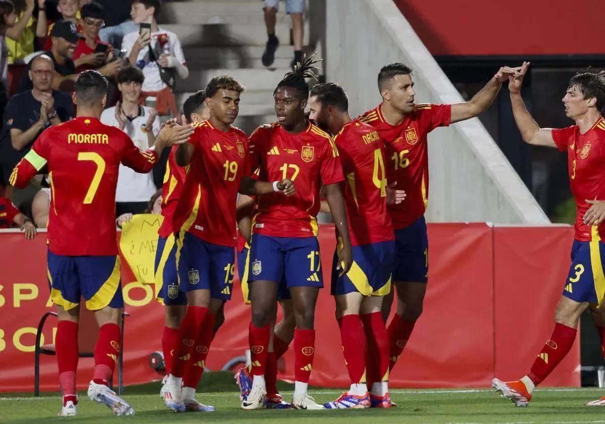 Los jugadores de la selección celebran uno de los goles.