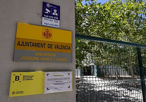Puerta de acceso a la Biblioteca Joaquim Martí i Gadea.