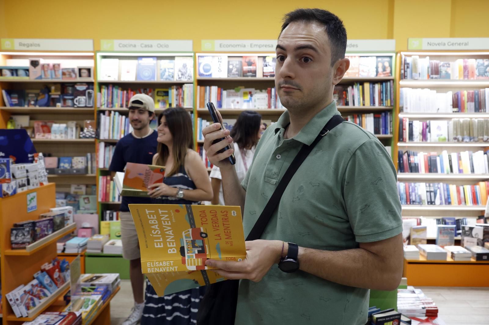 Elísabet Benavent firma libros en Valencia