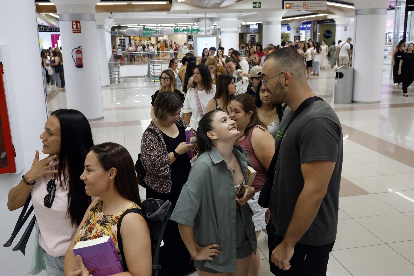 Elísabet Benavent firma libros en Valencia