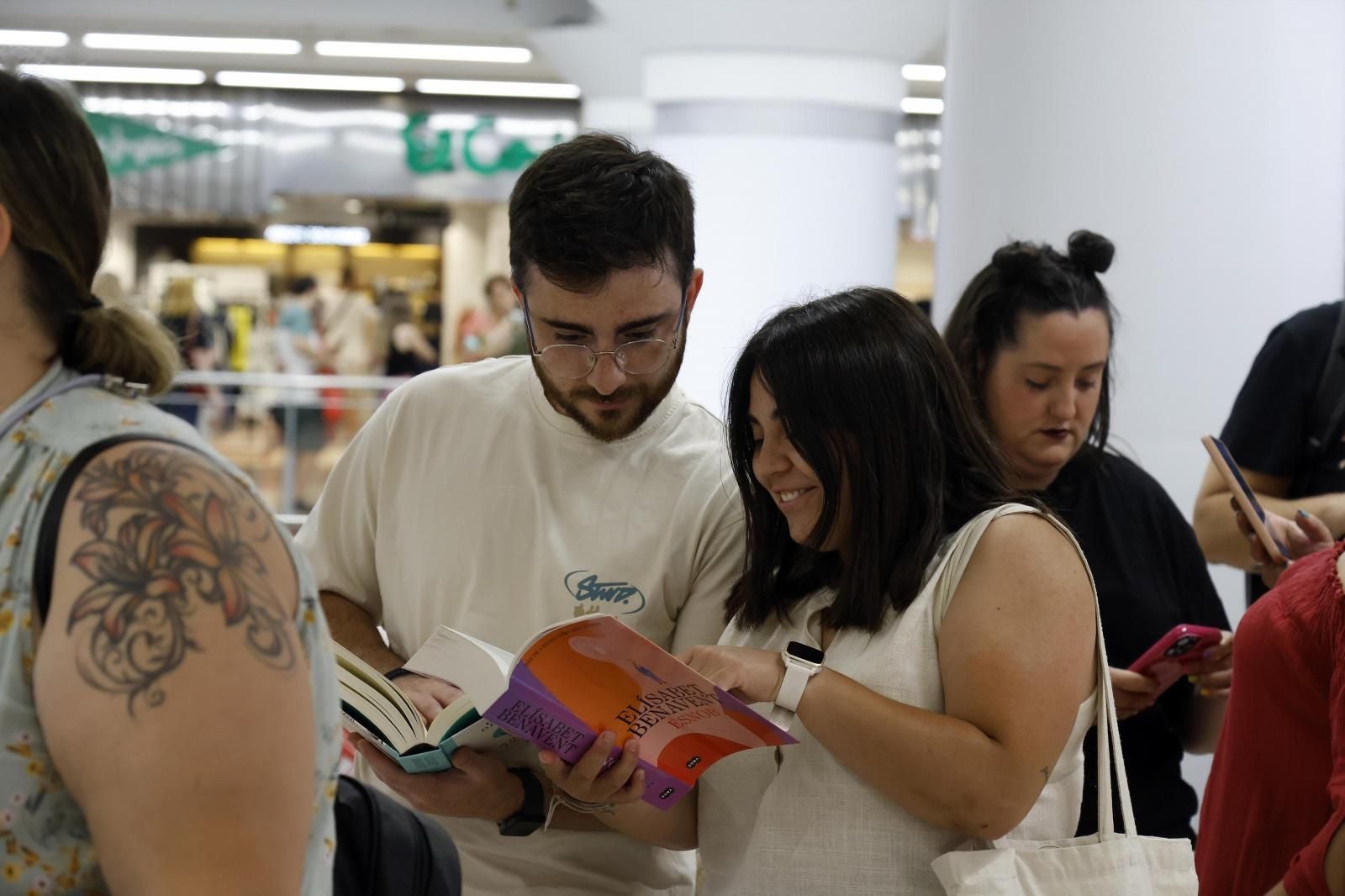 Elísabet Benavent firma libros en Valencia