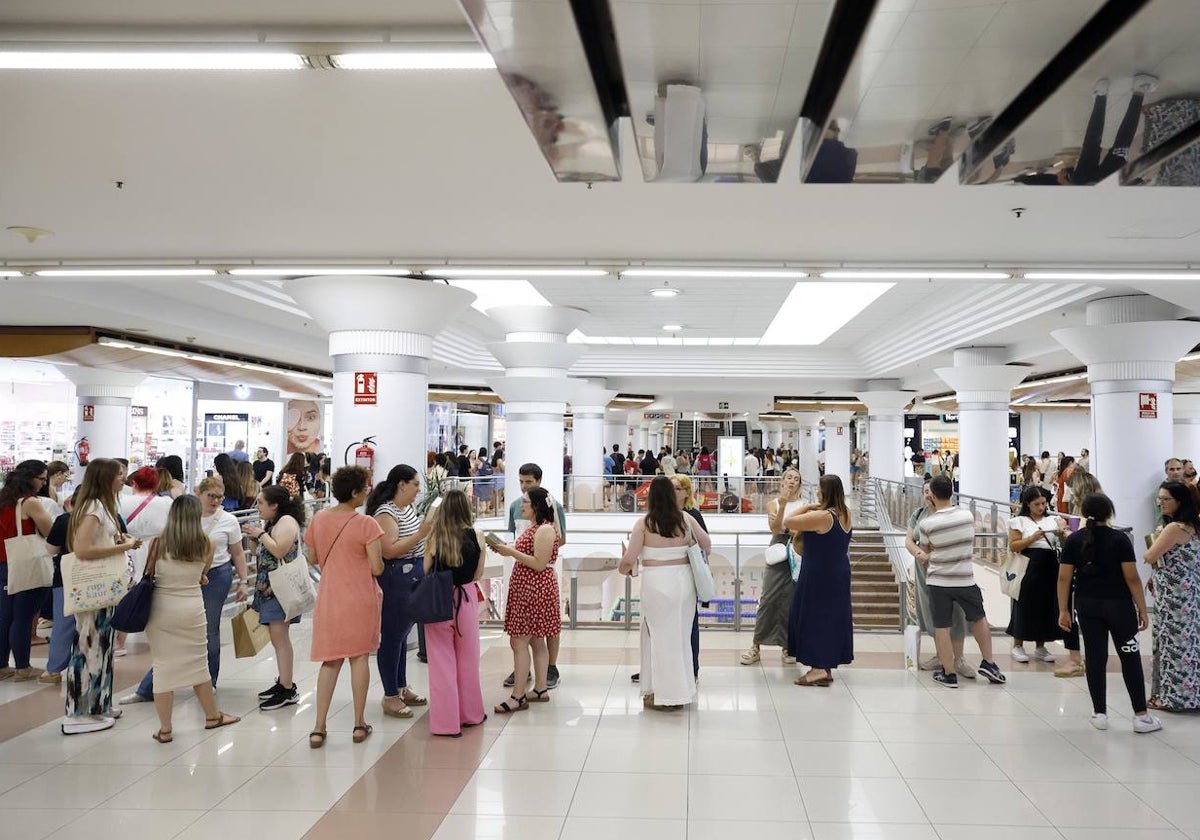 Recorrido de la cola de fans en busca de la firma de Elísabet Benavent en Nuevo Centro.