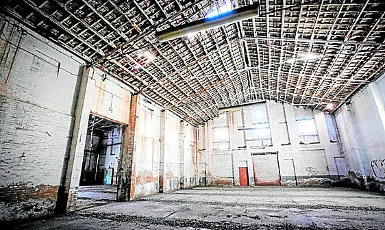 Interior de las naves del Cabanyal-Canyameral que se transformarán en el Centro Bombalino.