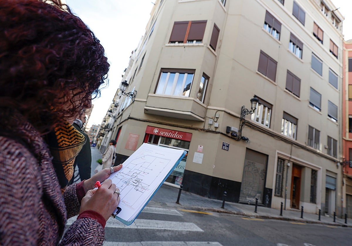 Una técnico verifica los planos de un inmueble durante su trabajo para elaborar el informe de Evaluación de Esdificios.