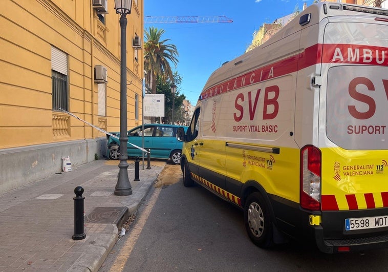 El coche empotrado en la fachada de la comisaría.