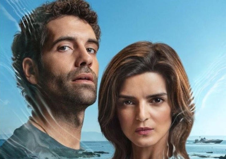 Clara Lago y Tamar Novas en el cartel de la serie.