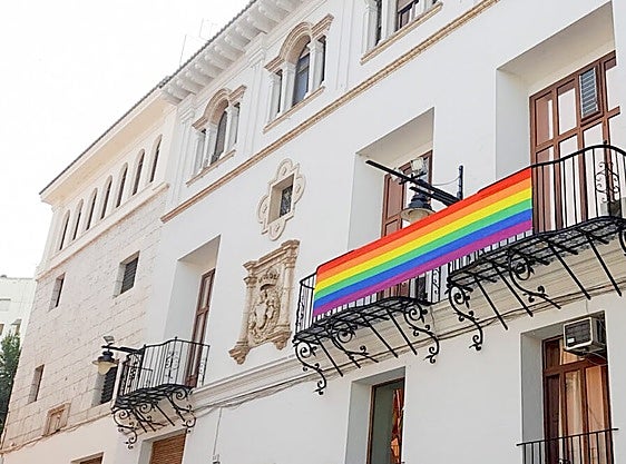 Bandera multicolor en el edificio municipal de Ontinyent.