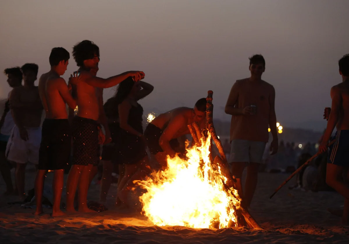 Municipios costeros de la Comunitat vetan la celebración de hogueras en las playas por riesgo de incendio forestal