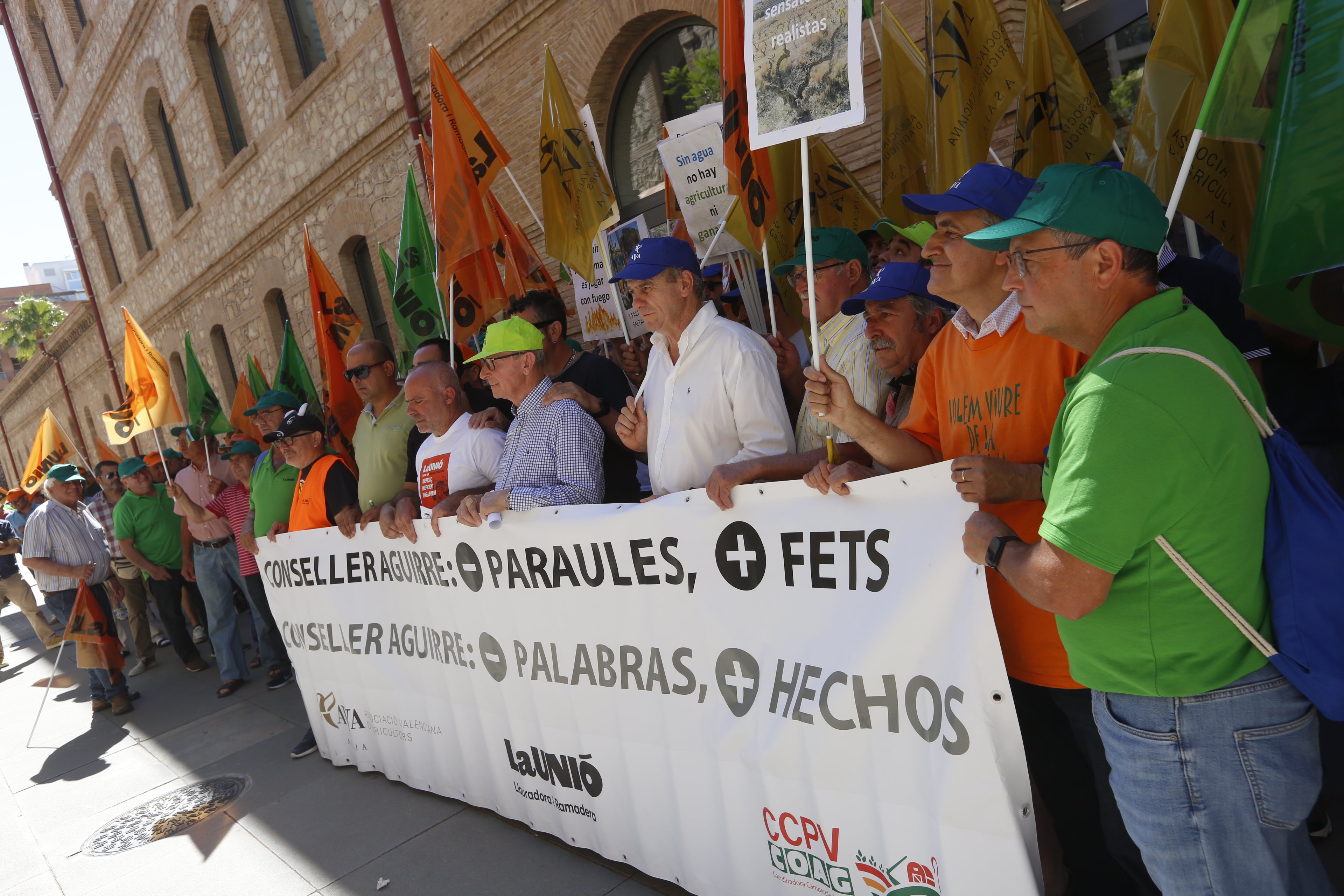 Protesta de agricultores frente a la Conselleria, en imágenes