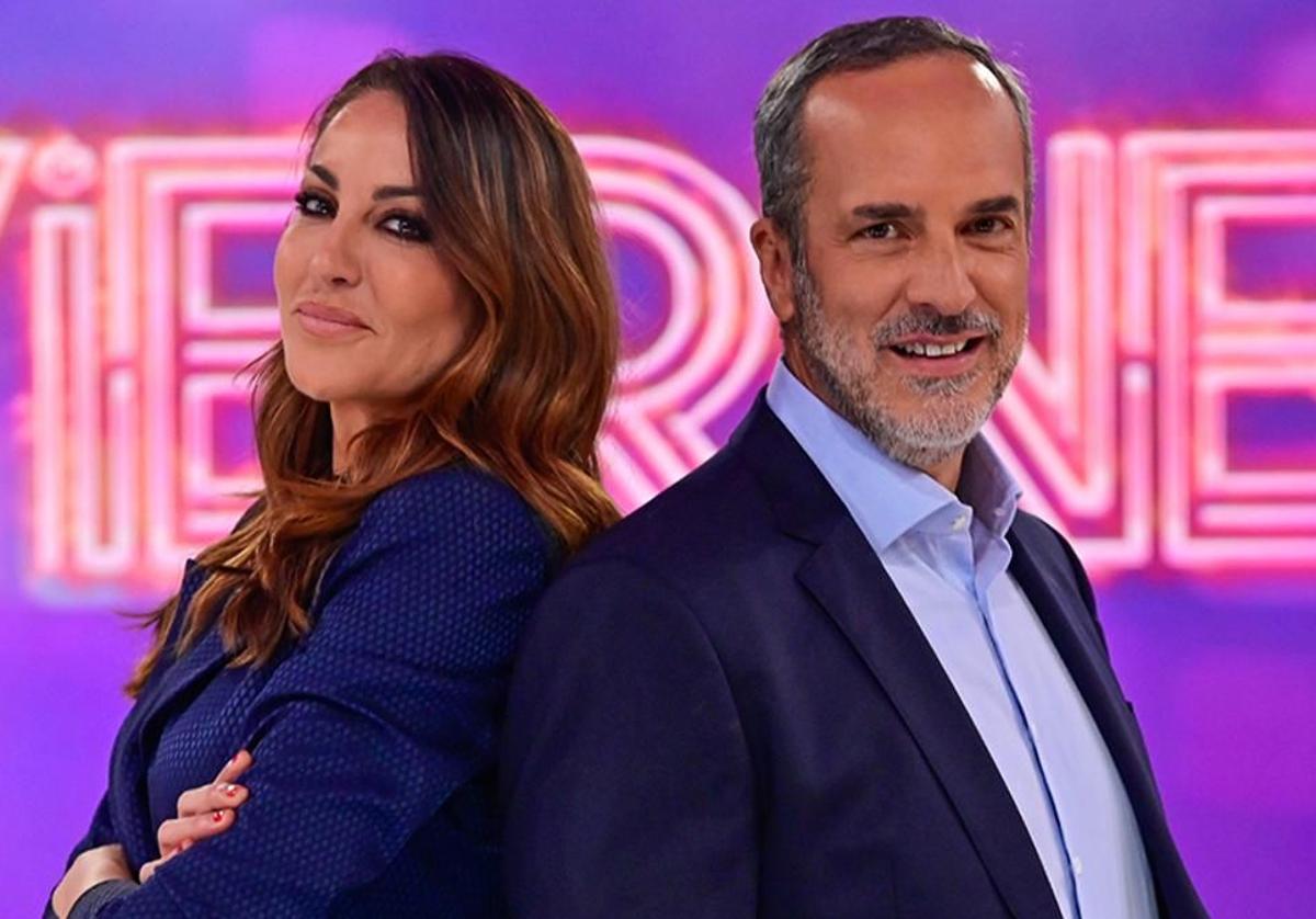 Bea Archidona y Santi Acosta, presentadores de 'De viernes'.