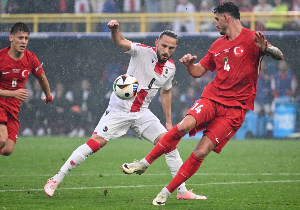 Giorgi Kochorashvili lucha por el balón con Abdulkerim Bardakci durante el partido entre Georgia y Turquía.