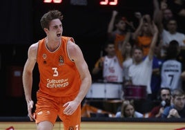 Nate Reuvers celebra una canasta durante un partido de la Euroliga con el Valencia Basket.