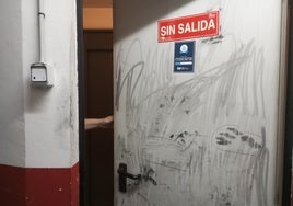 Una puerta del garaje con restos químicos usados por la Policía para buscar huellas.