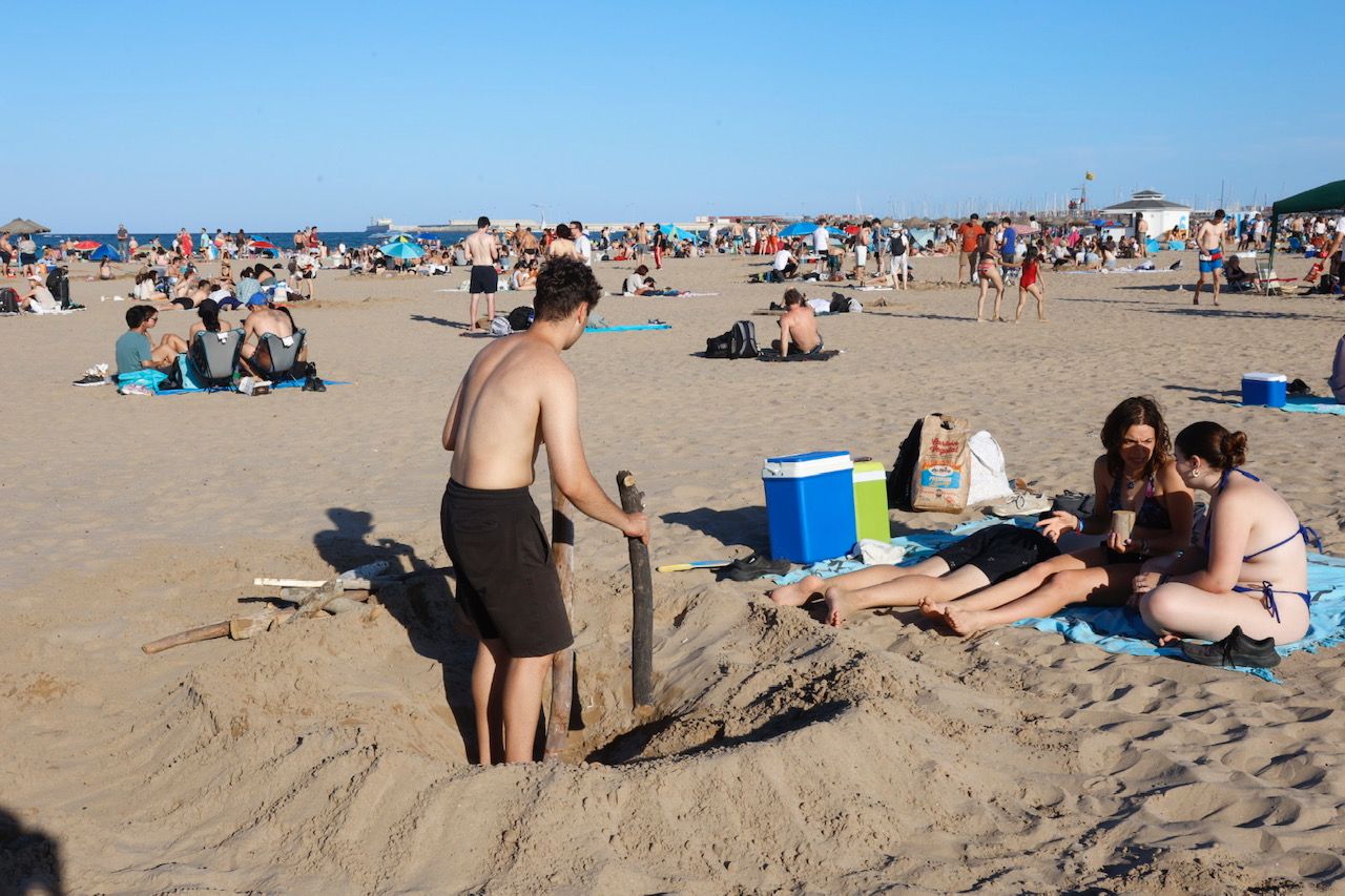 La noche de San Juan en Valencia, en imágenes