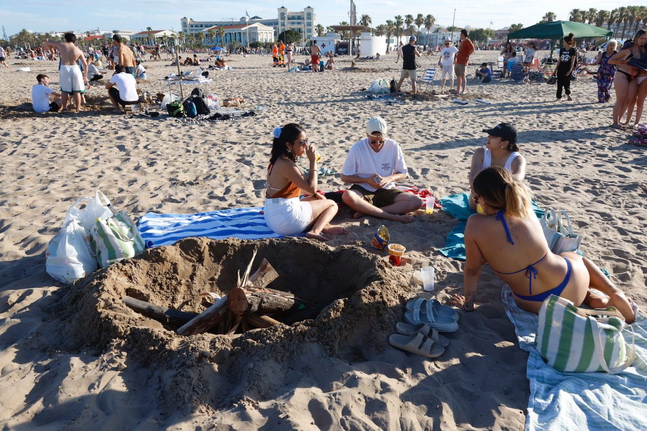 La noche de San Juan en Valencia, en imágenes