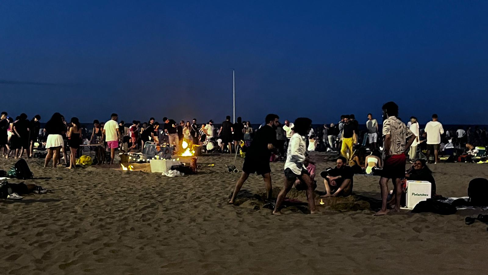 La noche de San Juan en Valencia, en imágenes