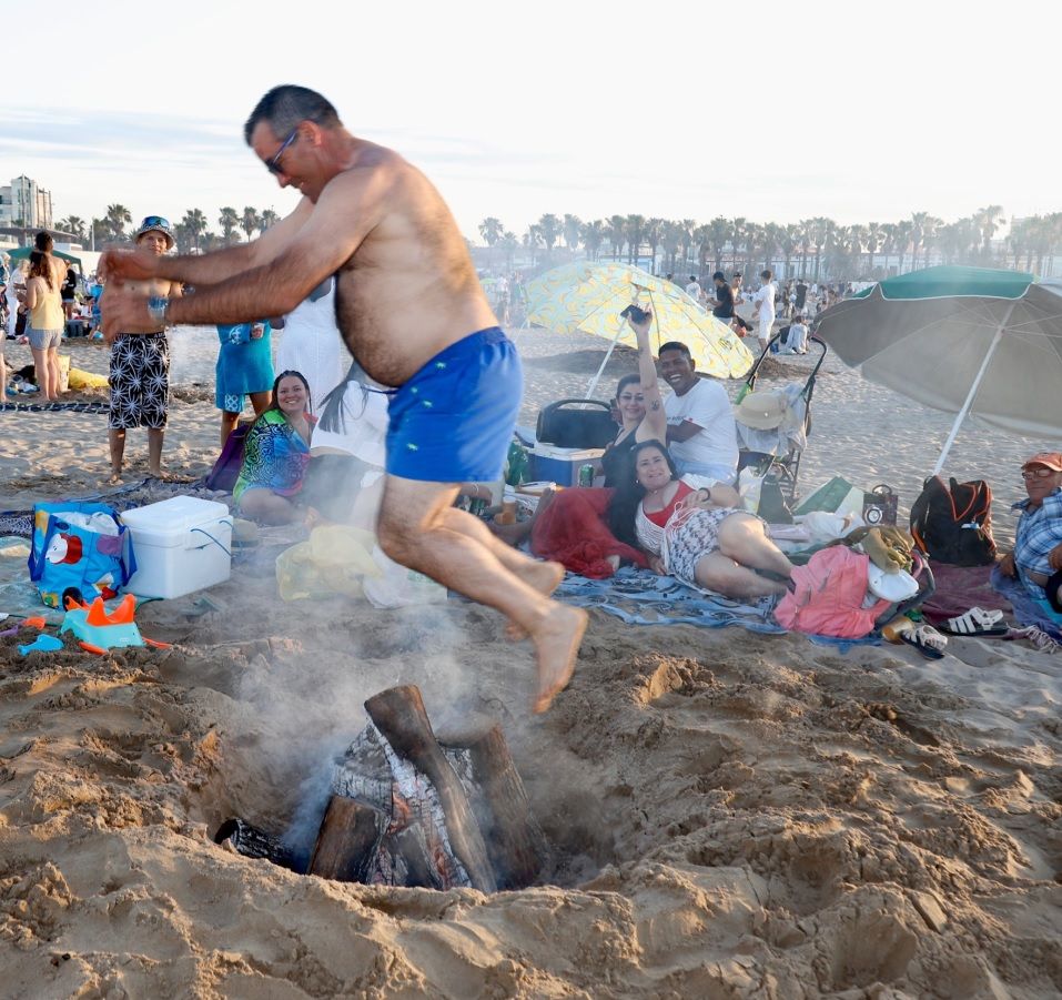 La noche de San Juan en Valencia, en imágenes