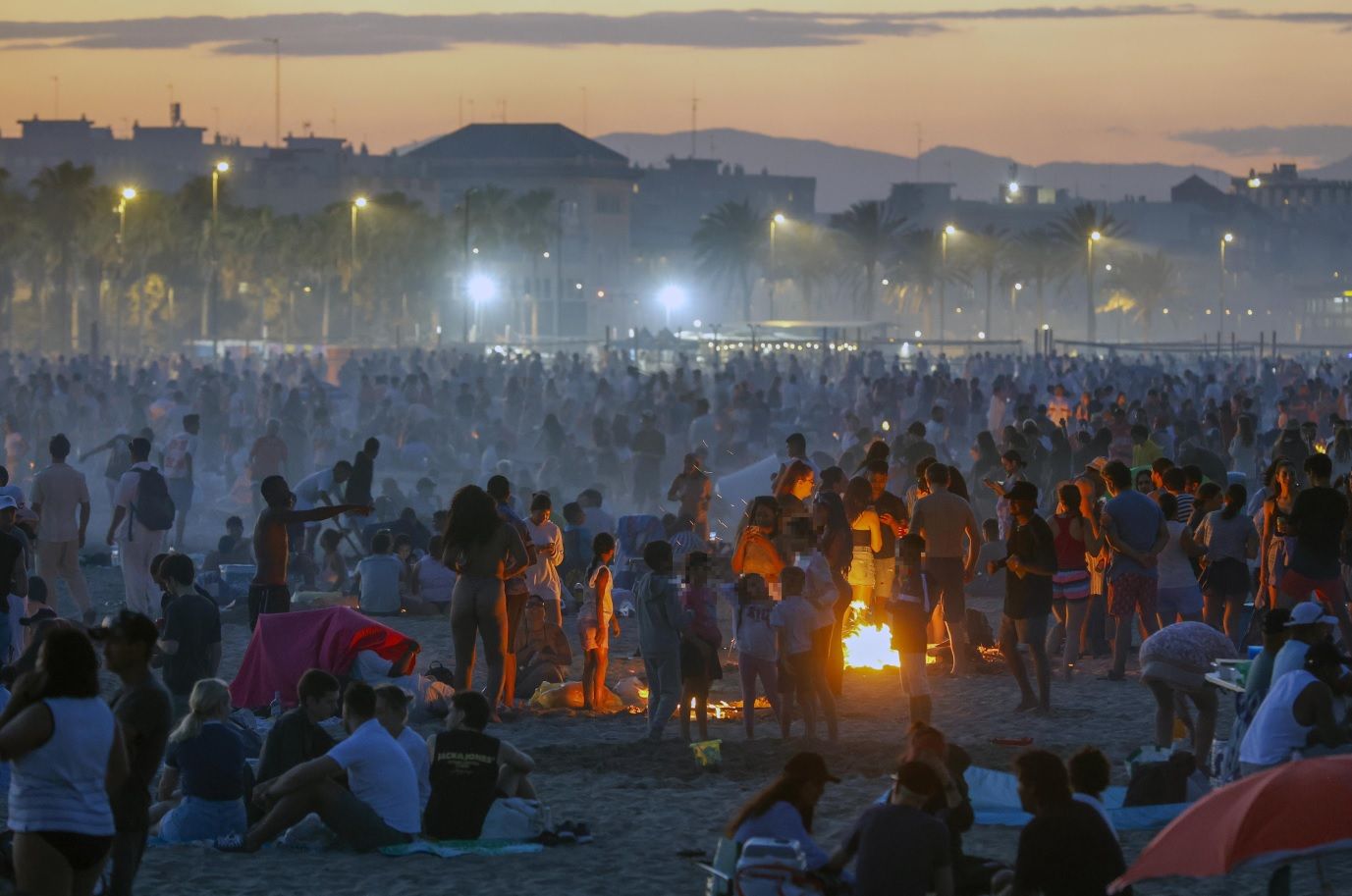 La noche de San Juan en Valencia, en imágenes