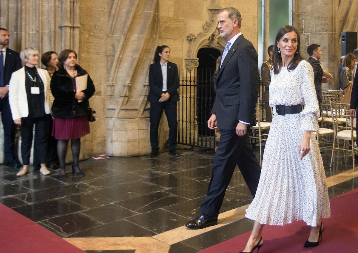 Imagen secundaria 1 - Arriba, en la visita de los Reyes tras el incendio que asoló un edificio de Campanar, en febrero de este año. A la izquierda, en los premios Rei Jaume I y a la derecha, en el inicio de las obras de la gigafactoría de baterías de PowerCo de Sagunto.