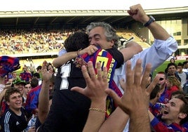 Equipo y técnico del Levante celebran el ascenso con la afición que invadió el terreno de juego.