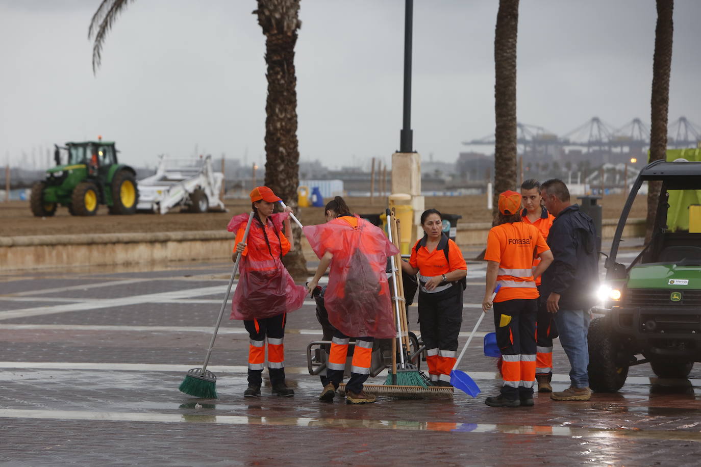 Fotos de la limpieza de basura en Valencia tras un San Juan multitudinario