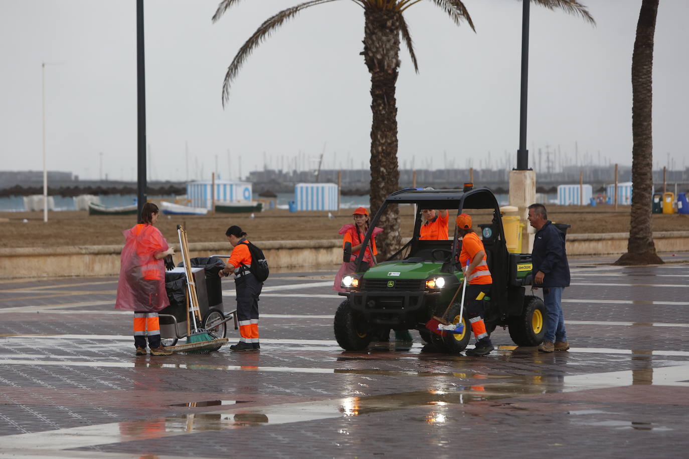 Fotos de la limpieza de basura en Valencia tras un San Juan multitudinario