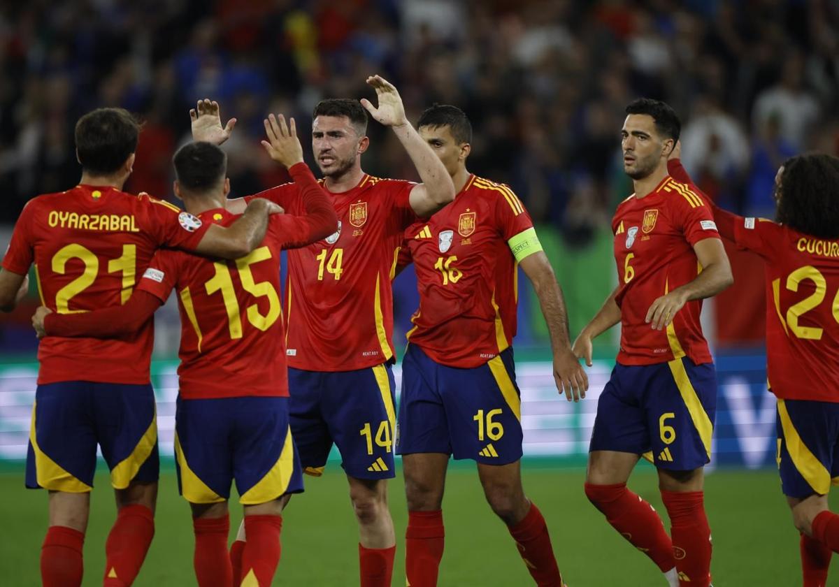 España celebra el pase a los octavos de final.