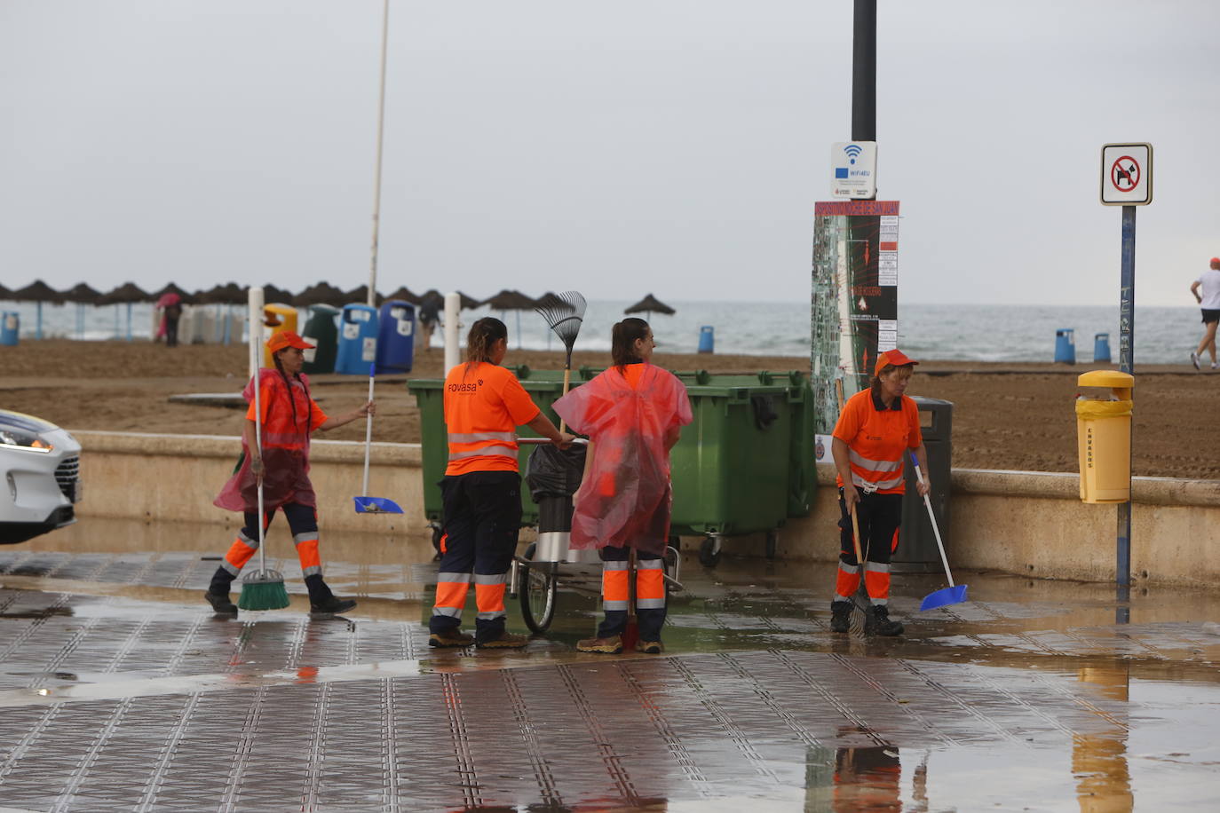 Fotos de la limpieza de basura en Valencia tras un San Juan multitudinario