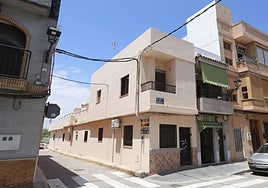 Calle Redolins de El Palmar, con apartamentos turísticos.