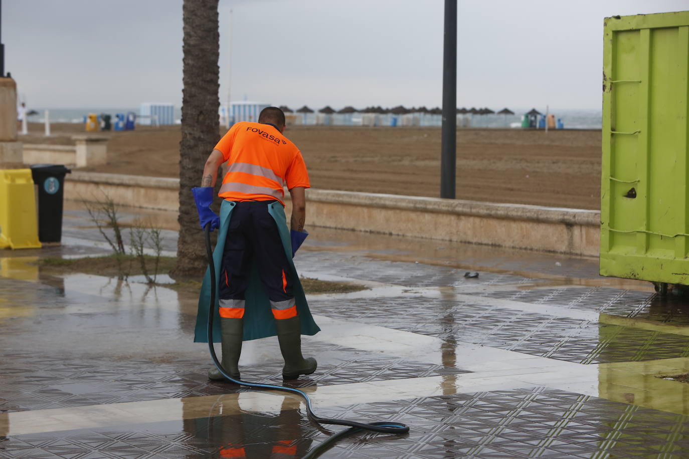 Fotos de la limpieza de basura en Valencia tras un San Juan multitudinario