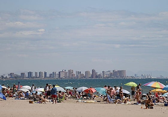 Primer domingo de verano en la playa de la Malvarrosa de Valencia.