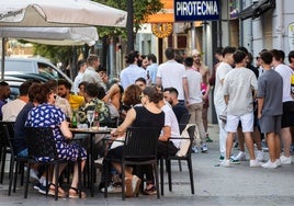 Valencianos en el barrio de Ruzafa.