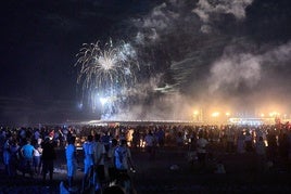 Fuegos artificiales en la playa de Gandia, la noche de San Juan.