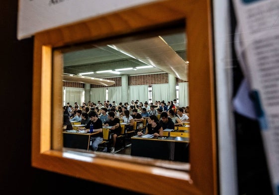 Alumnos durante el primer examen de la selectividad de 2024.