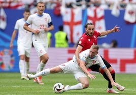 Kocho pugna con un futbolista checo durante la Eurocopa.