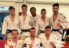 Valencia Club de Judo posando con las medallas.