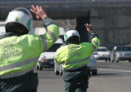 La Guardia Civil de Tráfico realizando una campaña de concienciación.