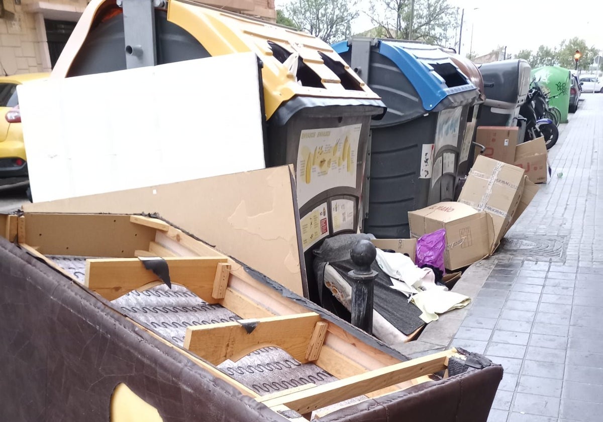 Imagen principal - Enseres que tiran a diario a la calle vecinos incívicos en Orriols.