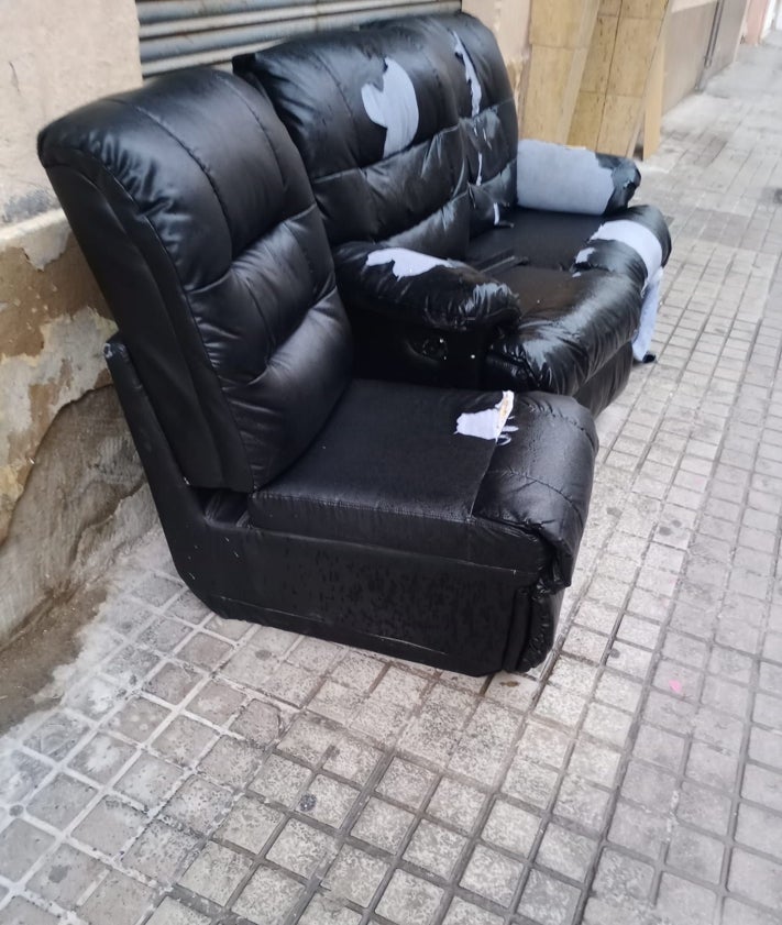 Imagen secundaria 2 - Enseres que tiran a diario a la calle vecinos incívicos en Orriols.