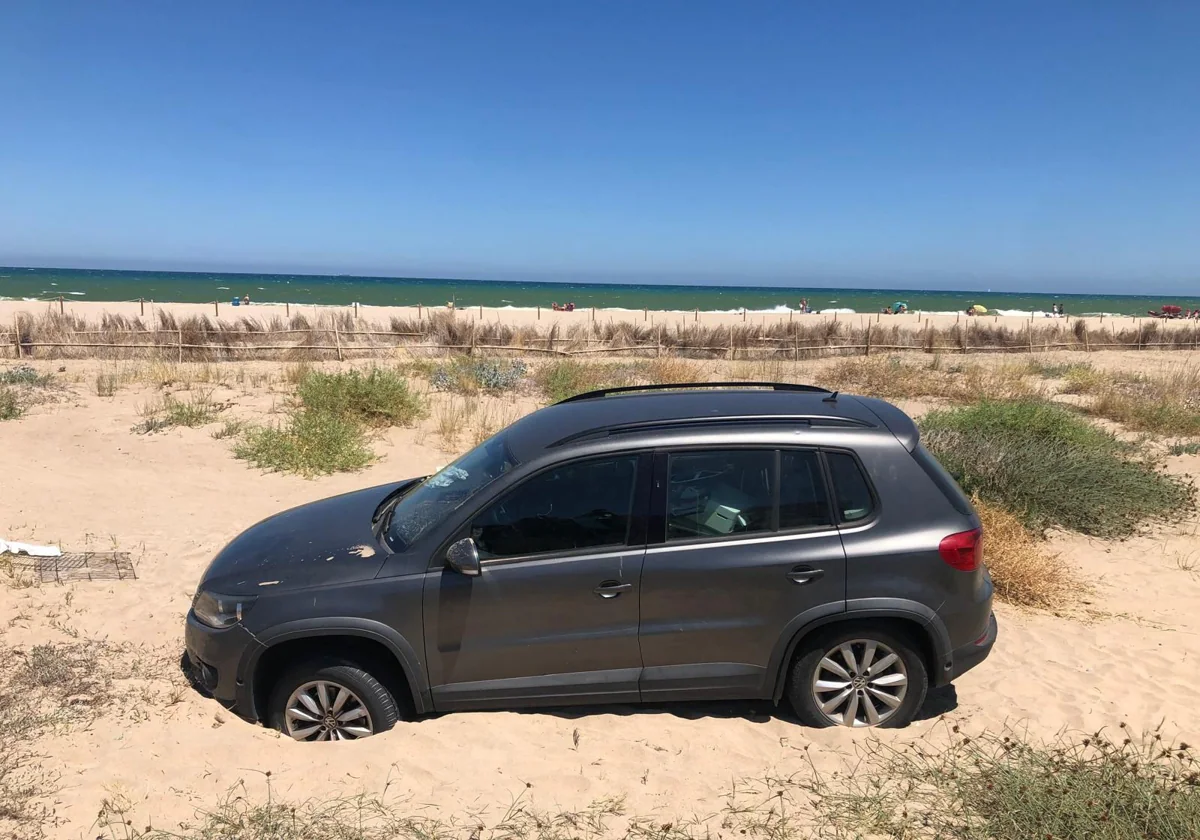 Un coche queda atrapado en una duna y en el rescate la Policía detecta el botín robado en el Sidi Saler