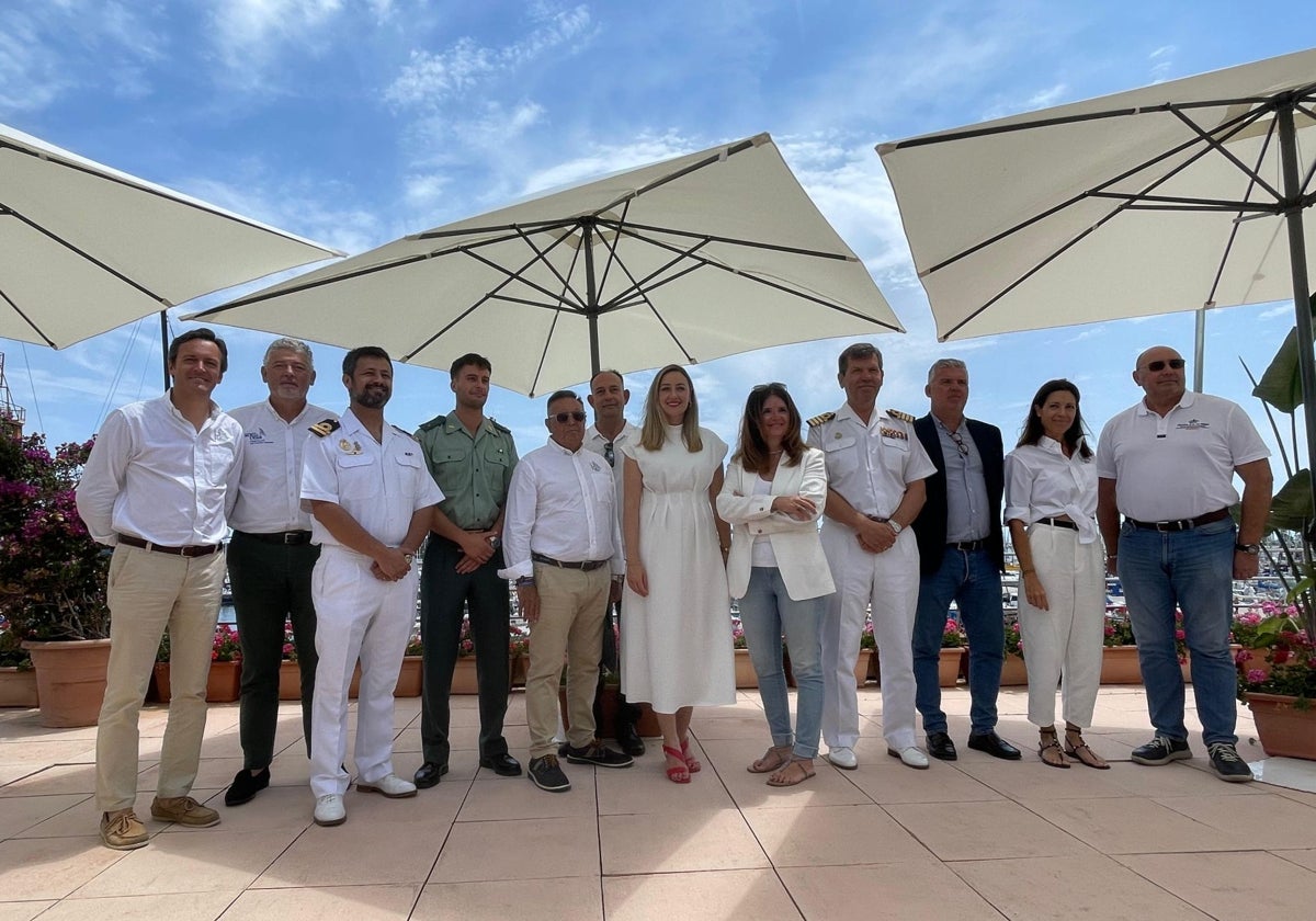 Foto de familia tras la presentación del XXV Trofeo SM La Reina en el Club Náutico de Valencia.