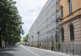 Imagen de la fachada de la Beneficencia rodeada de andamios para llevar a cabo las obras.