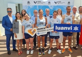 Foto de familia tras la presentación de la camiseta del Medio Maratón Valencia Trinidad Alfonso.