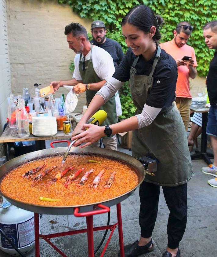 Imagen secundaria 2 - Los neoyorkinos se rinden ante una paella de carabineros muy valenciana