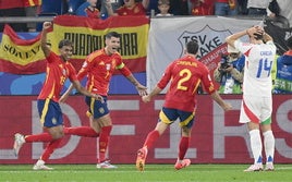 Lamine, Morata y Carvajal celebran un gol de España en la Eurocopa.