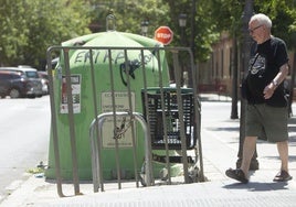 Residuos abandonados, junto a un contenedor de vidro, en Orriols.