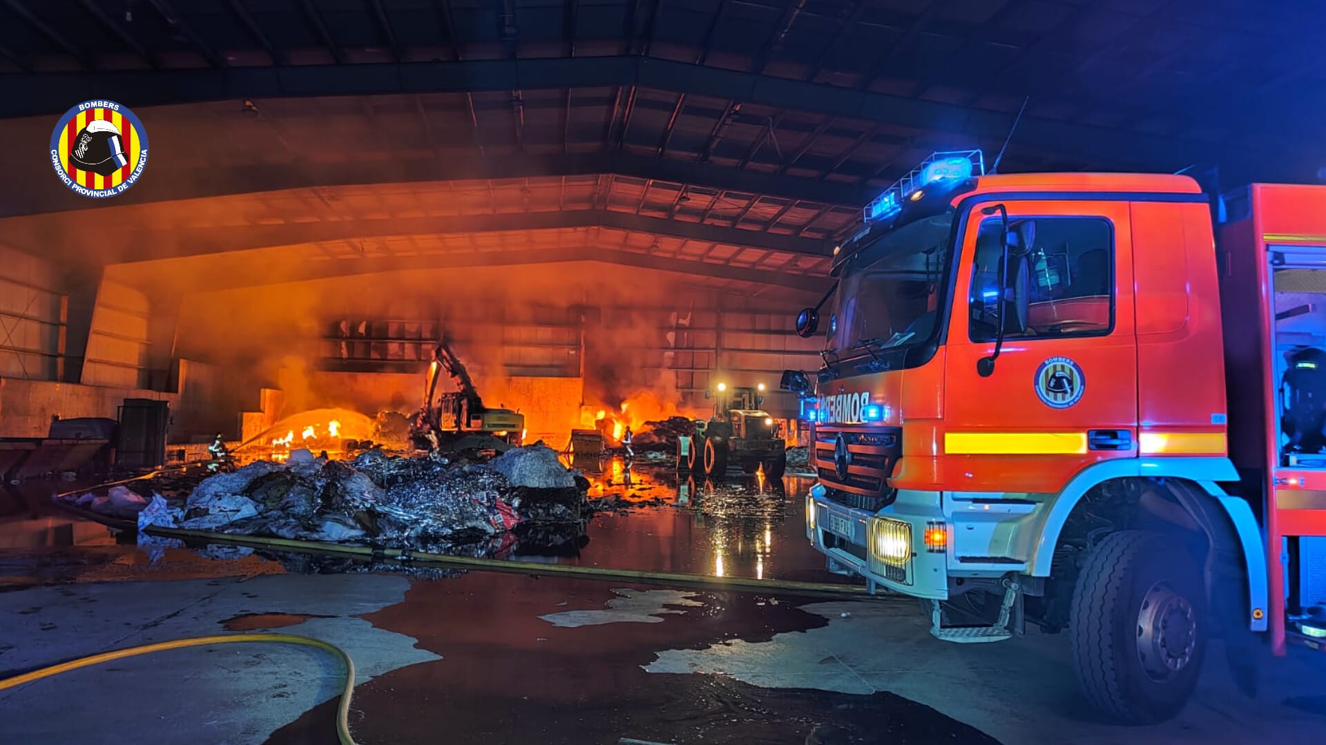 Seis dotaciones de bomberos sofocan el incendio en una planta de