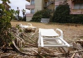 Hamacas y muebles esparcidos por la parcela del hotel Sidi Saler.